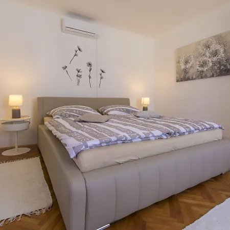 Feriehus Nur 100 Meter Zum Sandstrand Mit Mediterranem Garten Crikvenica