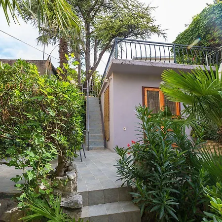 Nur 100 Meter Zum Sandstrand Mit Mediterranem Garten Hébergement de vacances Crikvenica